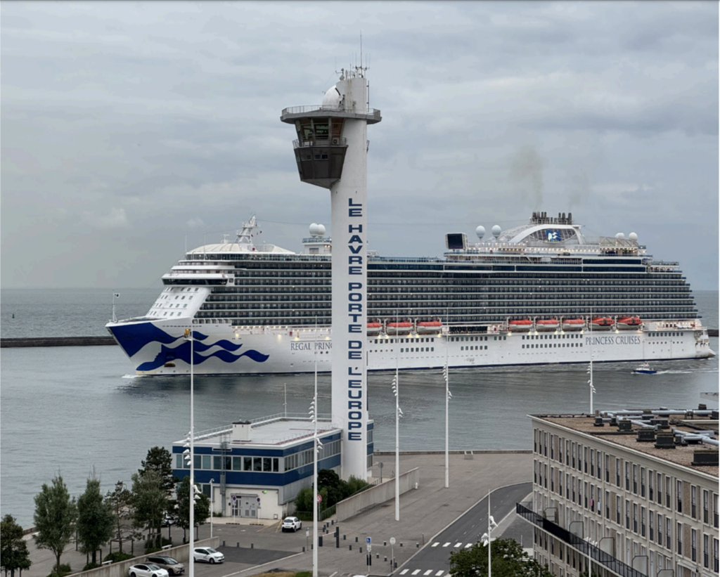 bateau de croisière rentrant dans le port du havre